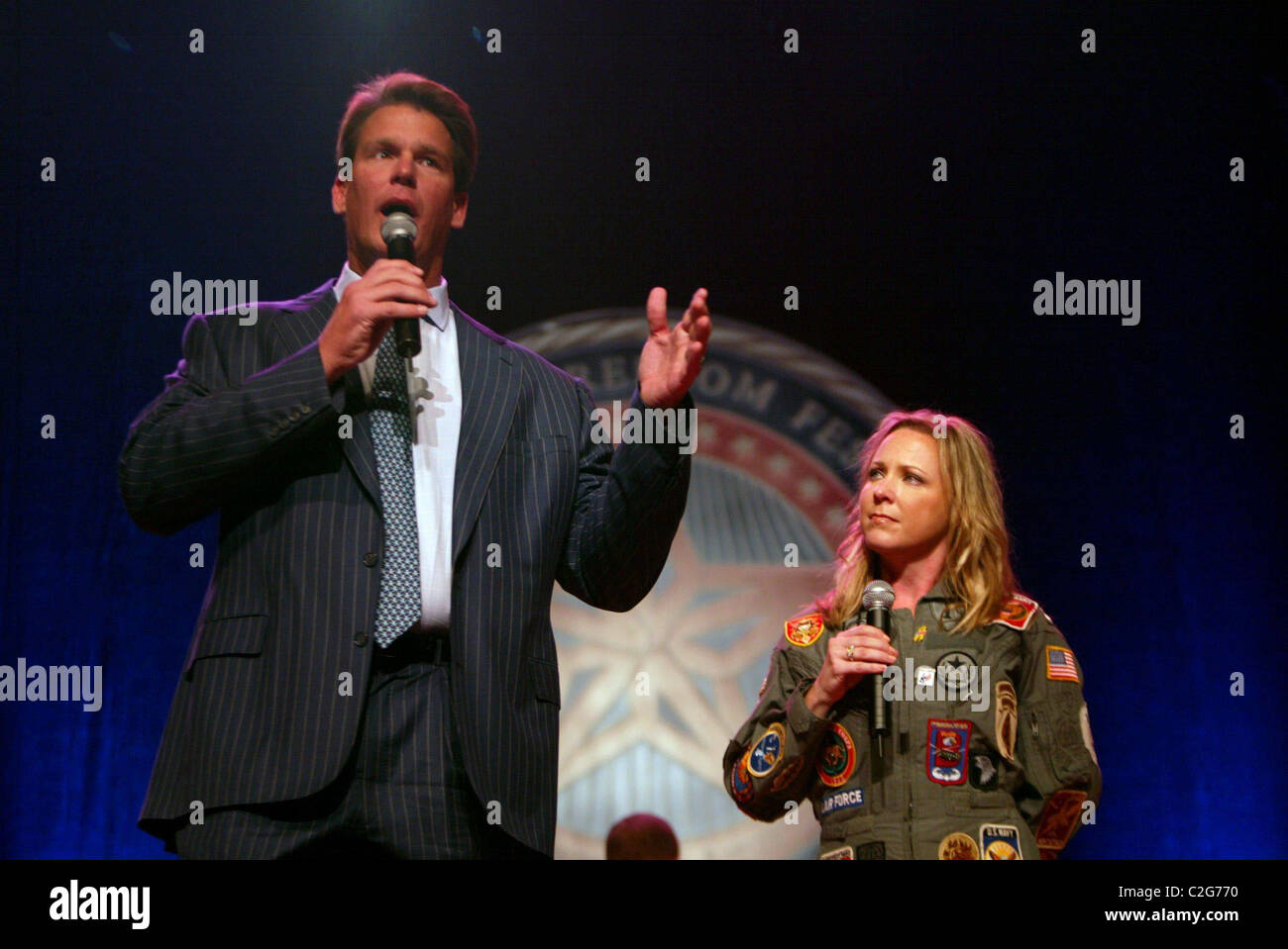 John Bradshaw Layfield (Wrestler) und Karri Turner (JAG) American Freedom Festival, eine Hommage an die Veteranen der Vereinten Stockfoto