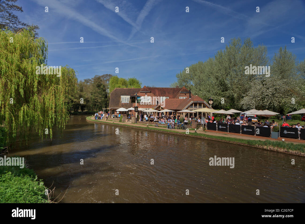 Externe Gäste im Anchor Pub, Pyrford Schloss in der Nähe von Woking, Surrey, England Stockfoto