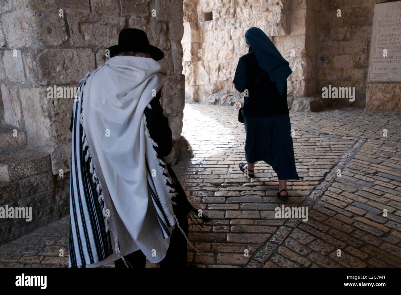 Orthodoxer Jude und Nonne zu Fuß durch Zionstor. Altstadt von Jerusalem. Israel Stockfoto