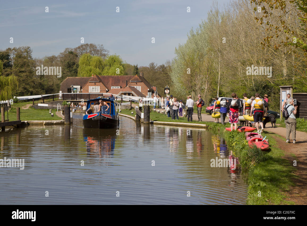 Einem schmalen Kahn durch Pyrford Schloss nahe Woking, Surrey, England Stockfoto