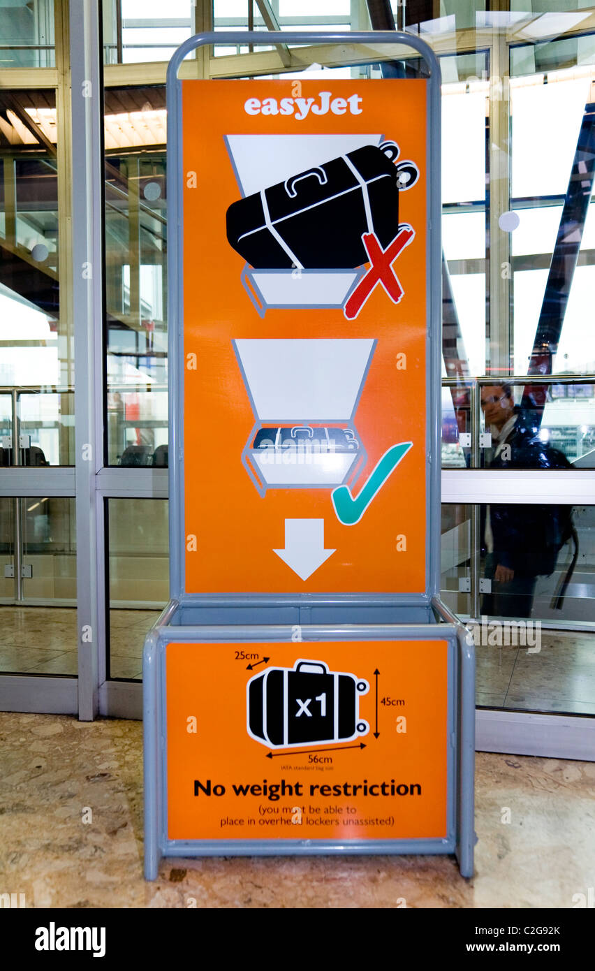 Tasche Größe Frame Käfig Tester zur Messung von Dimensionen der Passagier  Hand gehalten weiter Flug-Handgepäck. Flughafen Genf-Schweiz  Stockfotografie - Alamy