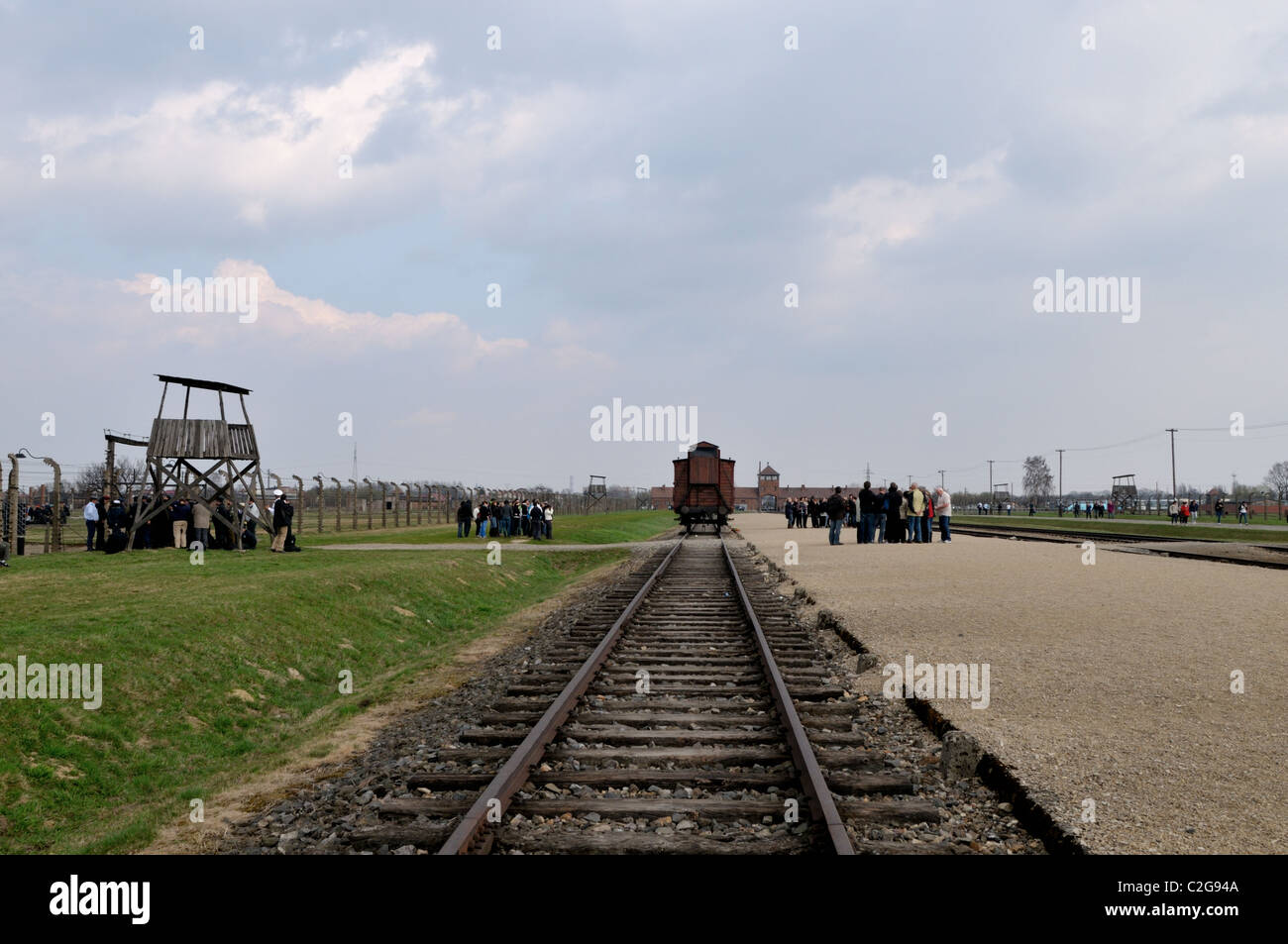 Wachturm mit Bahnstrecke in Oswiecim - Brzezinka-von Häftlingen des Lagers Auschwitz II - Birkenau KZ bauen Stockfoto
