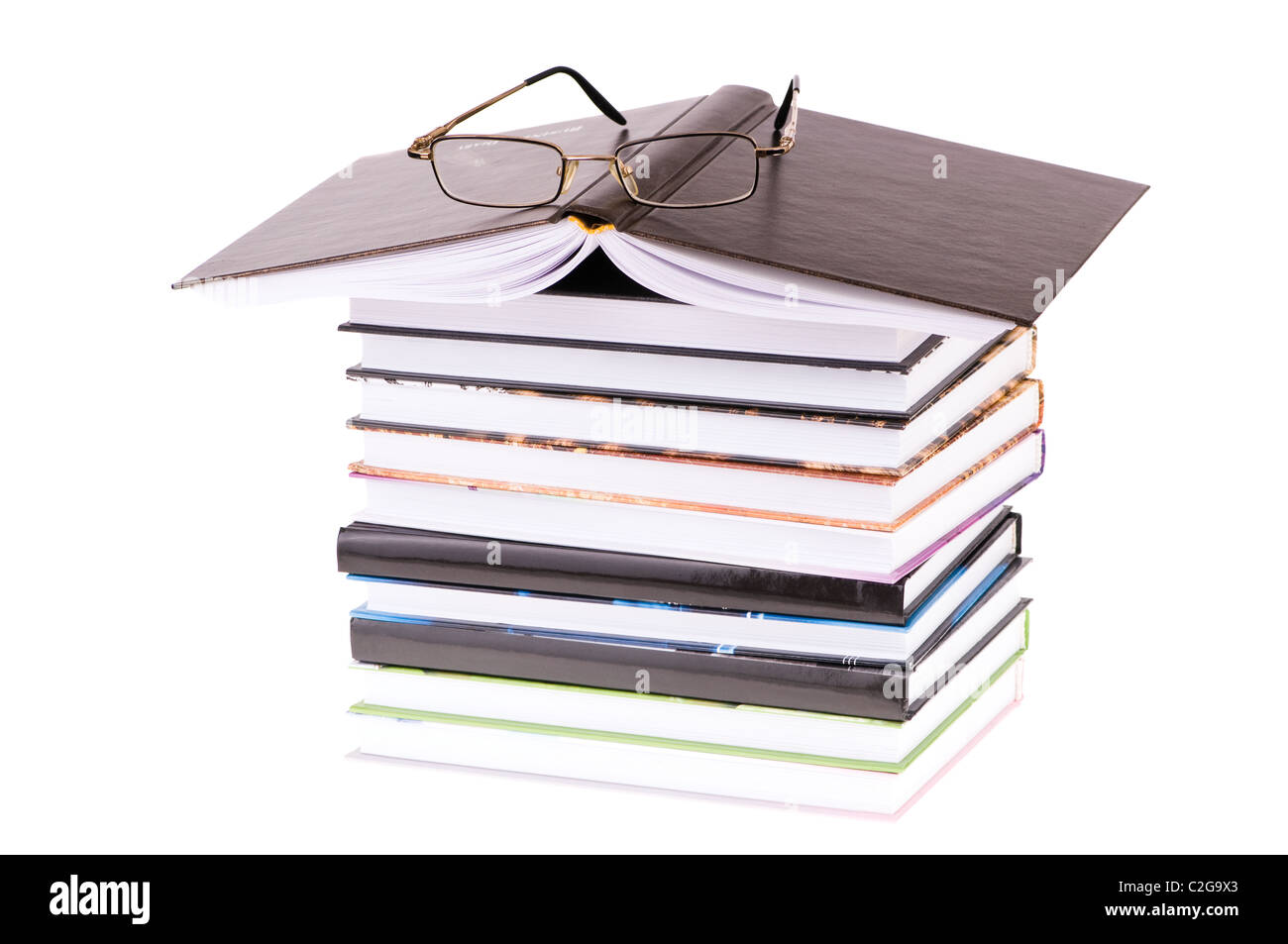 Stapel Bücher mit Brille isoliert auf weißem Hintergrund Stockfoto
