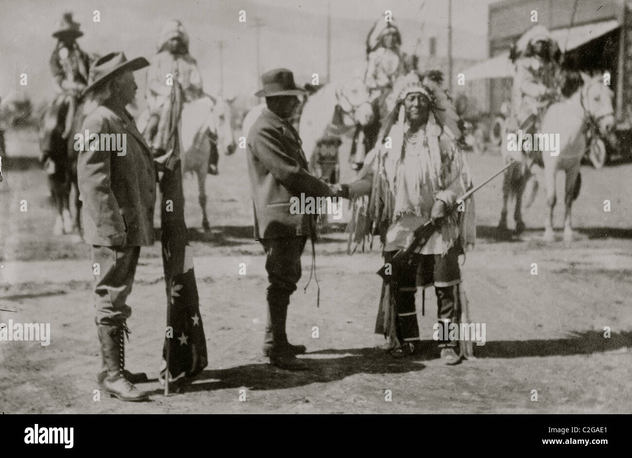 Prinz von Monaco trifft und grüßt Buffalo Bill Cody und eine Native American Chief Stockfoto