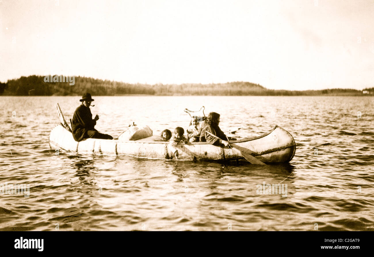 Fünf Ojibwa-Indianer: Mann, Frau und drei Kindern im Kanu. Stockfoto