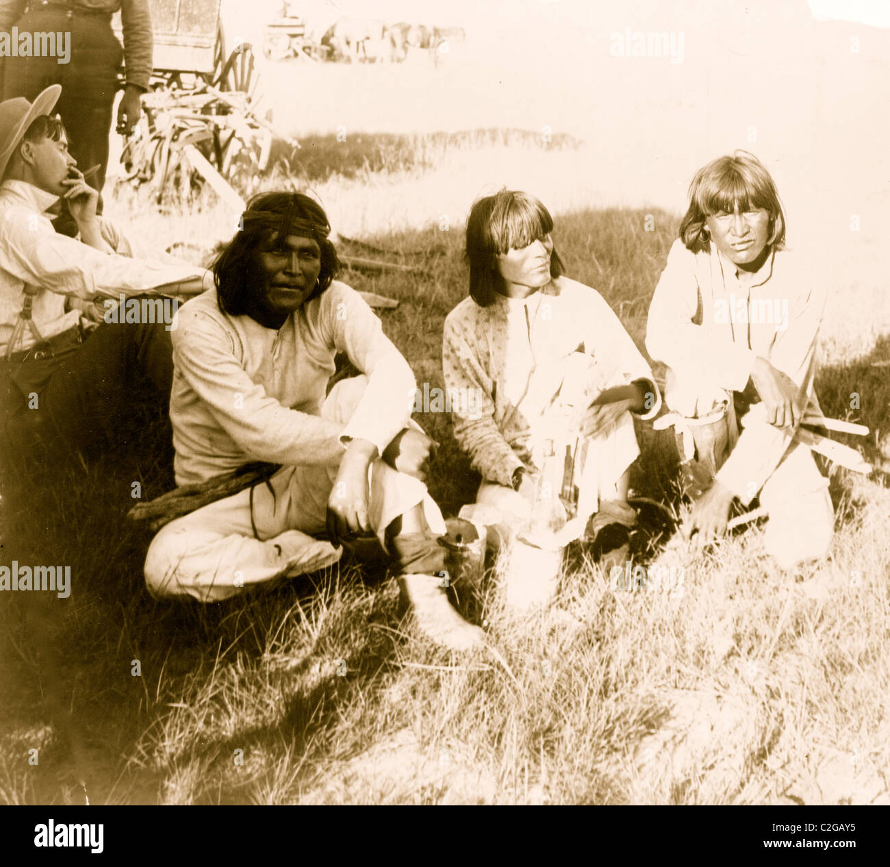 Thrasher und drei Indianer sitzen im freien Stockfoto