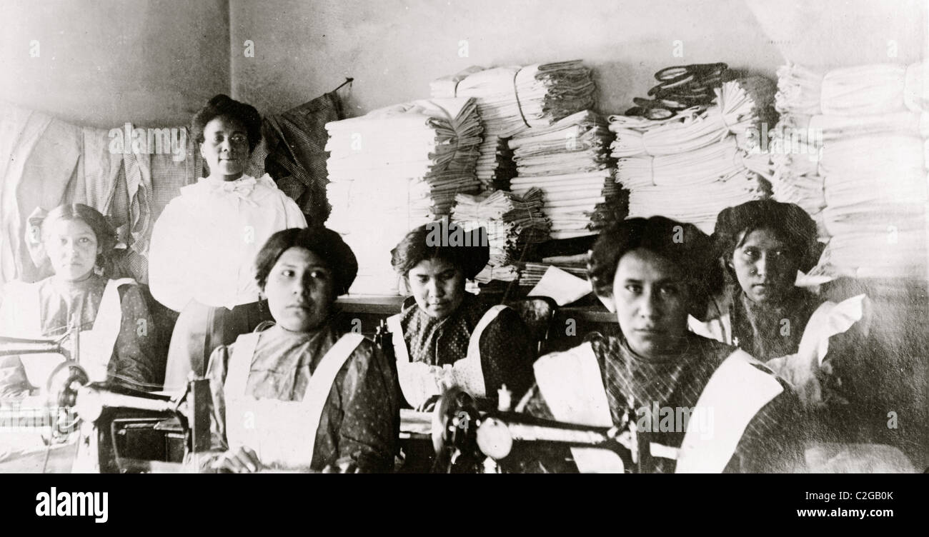 Bismarck Indian School in North Dakota. Nähkurs Stockfoto