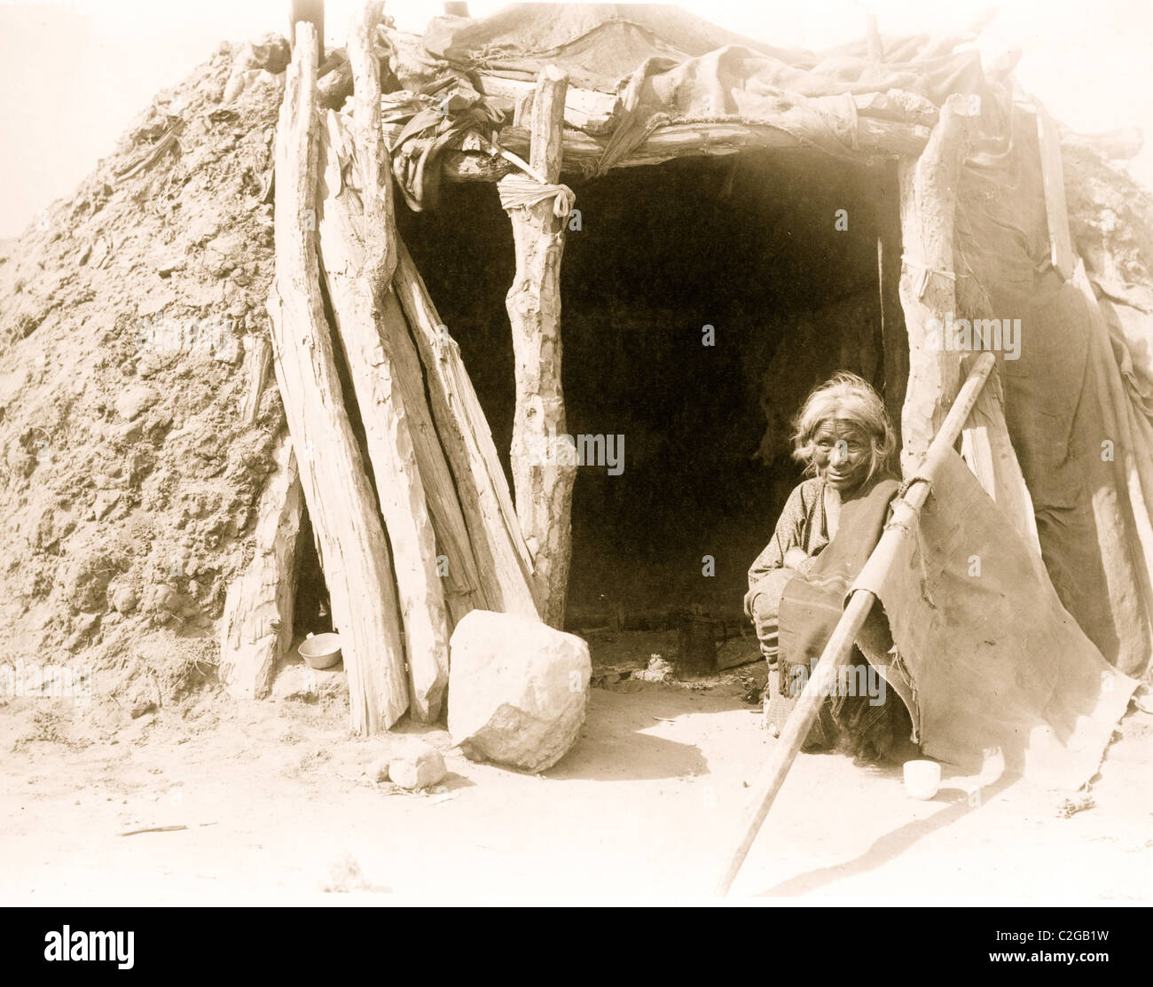 Alten Navajo Indianer sitzen in Tür von hogan Stockfoto
