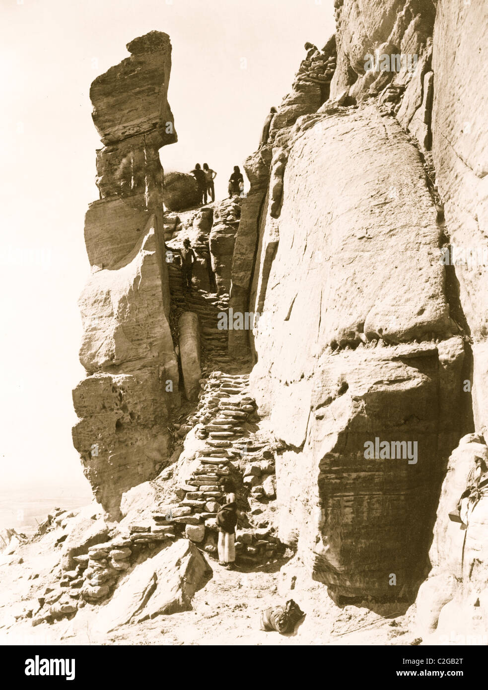 Hopi-Indianer entlang Felsen, was zu Pueblo auf Mesa, Walpi, Arizona. Stockfoto