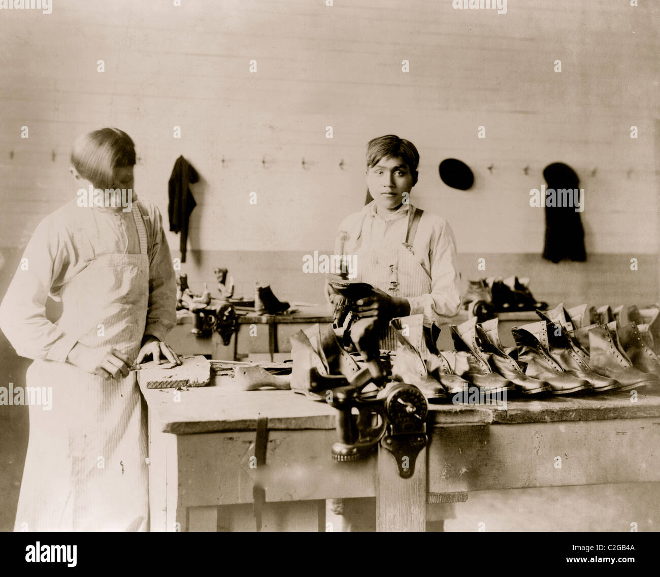 Zwei Jungs machen oder die Reparatur der Schuhe zu Carlisle Indian School] Stockfoto