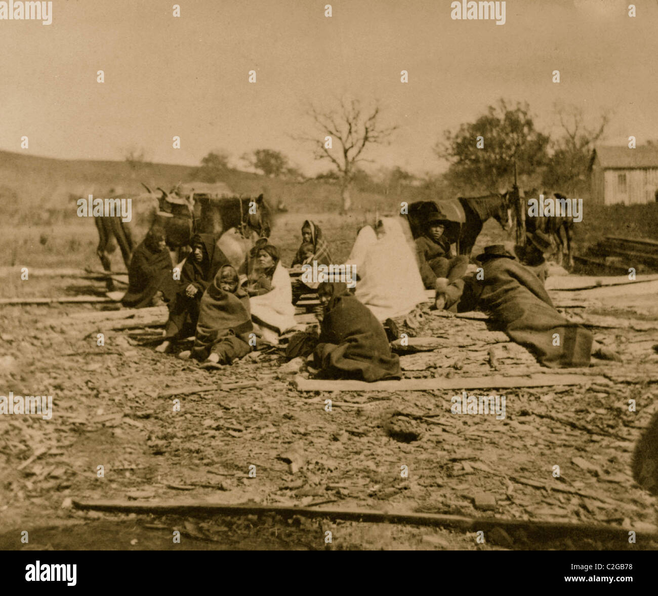 Gruppe der Winnebago-Indianer sitzt am Boden und Protokolle Stockfoto