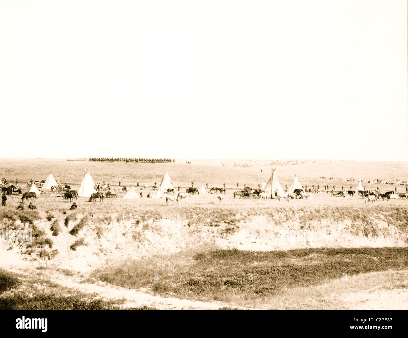 US-Truppen rund um die Indianer am Wounded Knee-Schlachtfeld Stockfoto