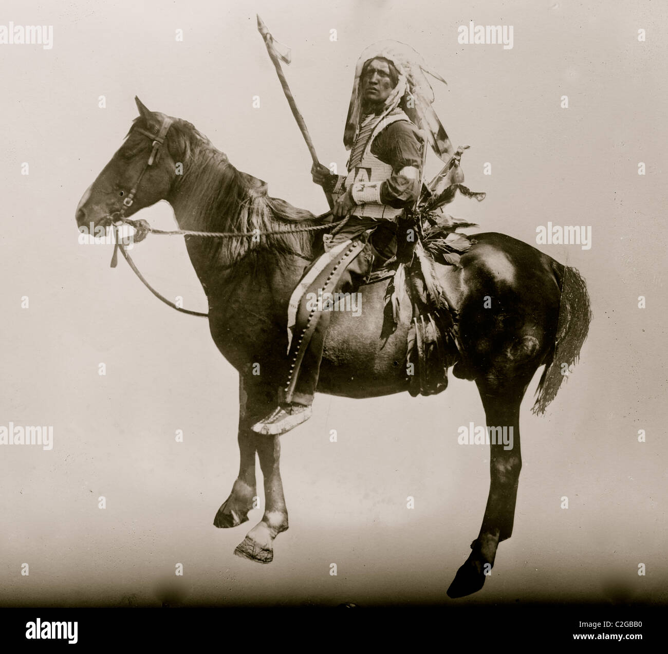 Chief Deep Sky-Indianer montiert auf Pferd Stockfoto