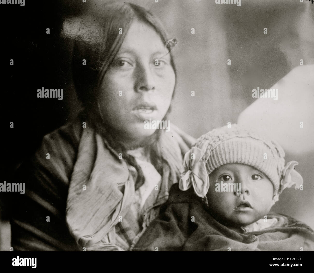 Amerikanische ind.-Frau mit Kind in papoose Stockfoto