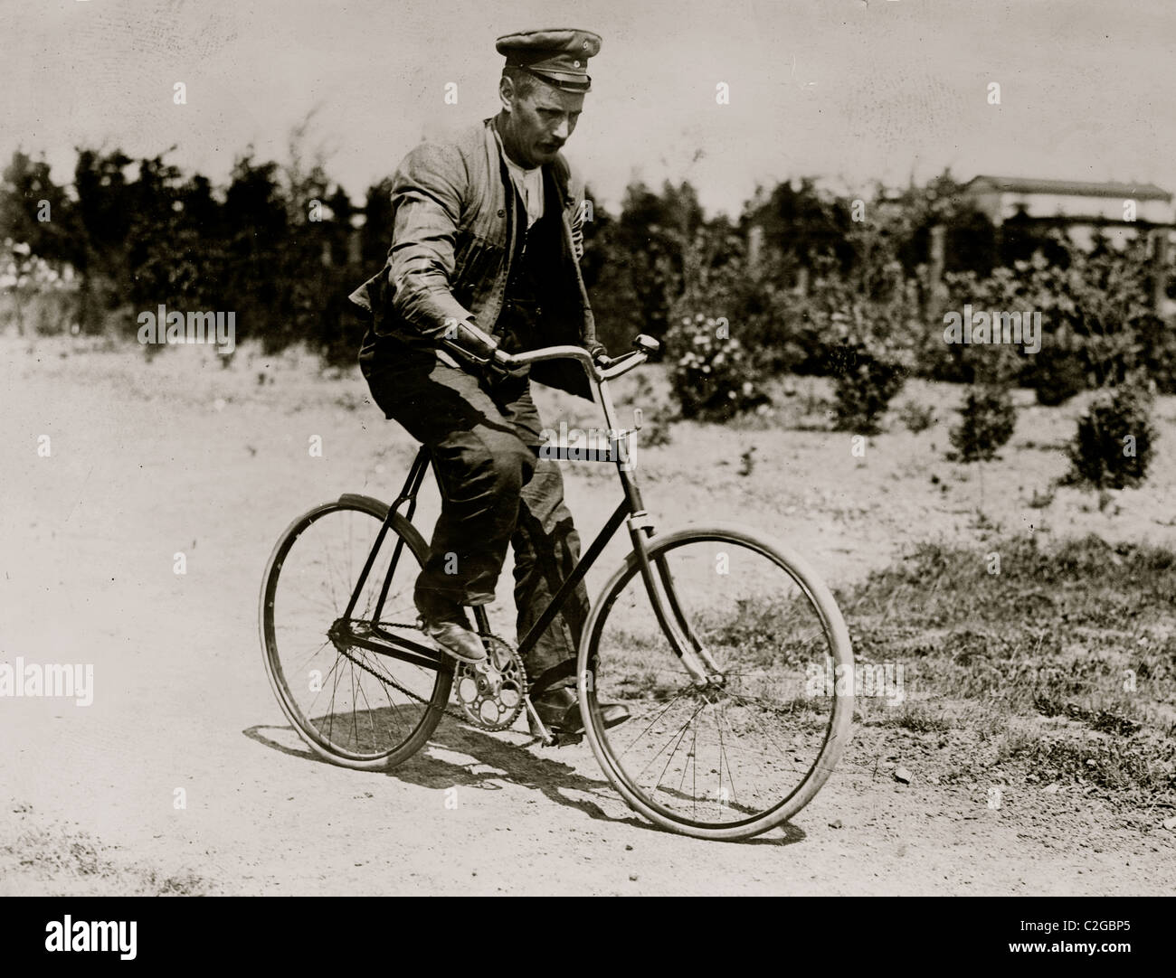 Verkrüppelt deutschen Soldat auf Fahrrad Stockfoto