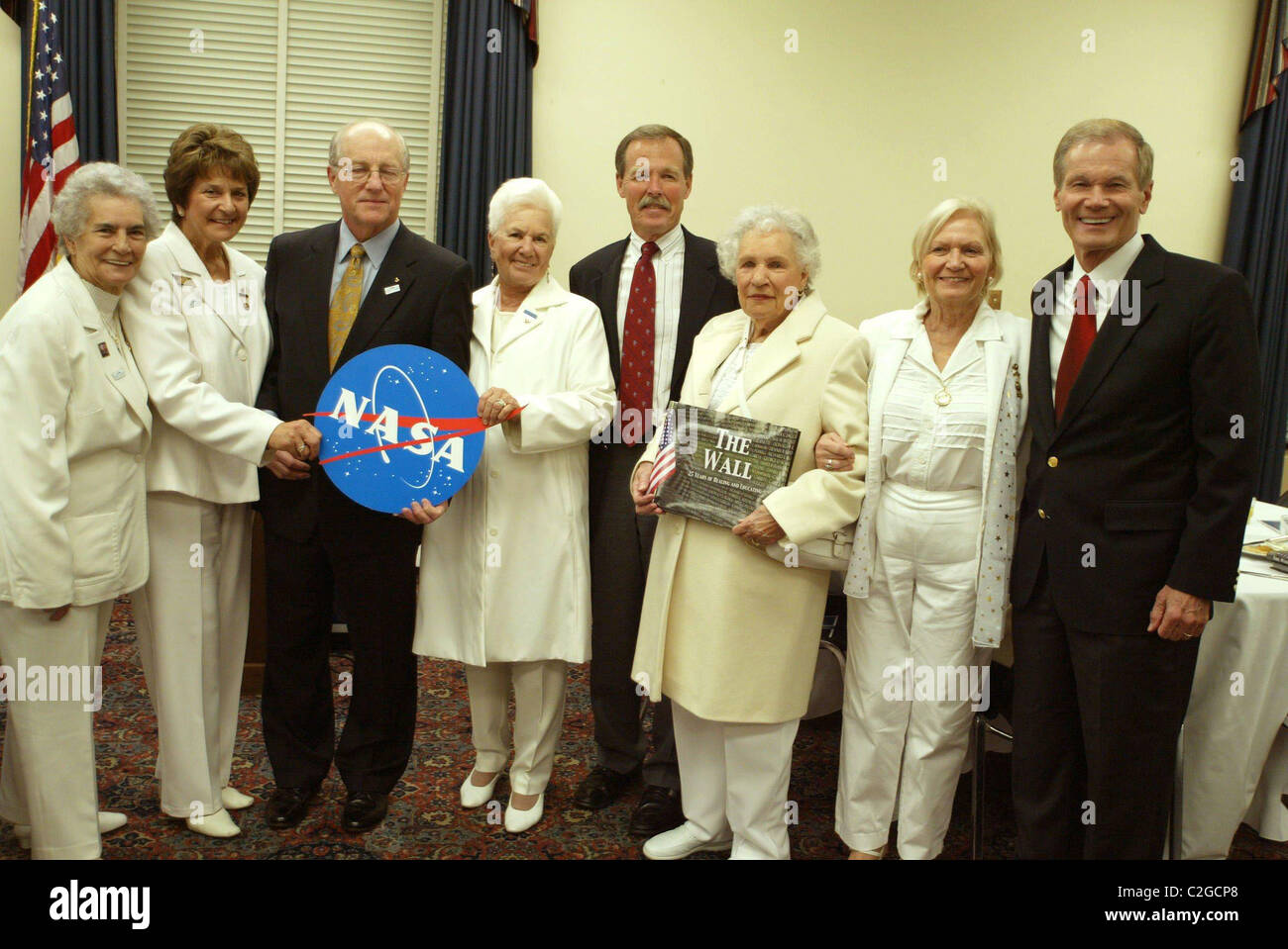 Frederick Hauck, Robert Gejohle"" Gibson, Senator Bill Nelson und amerikanische Gold Sterne Mütter NASA und der Vietnam-Mauer-Gedenkstätte Stockfoto