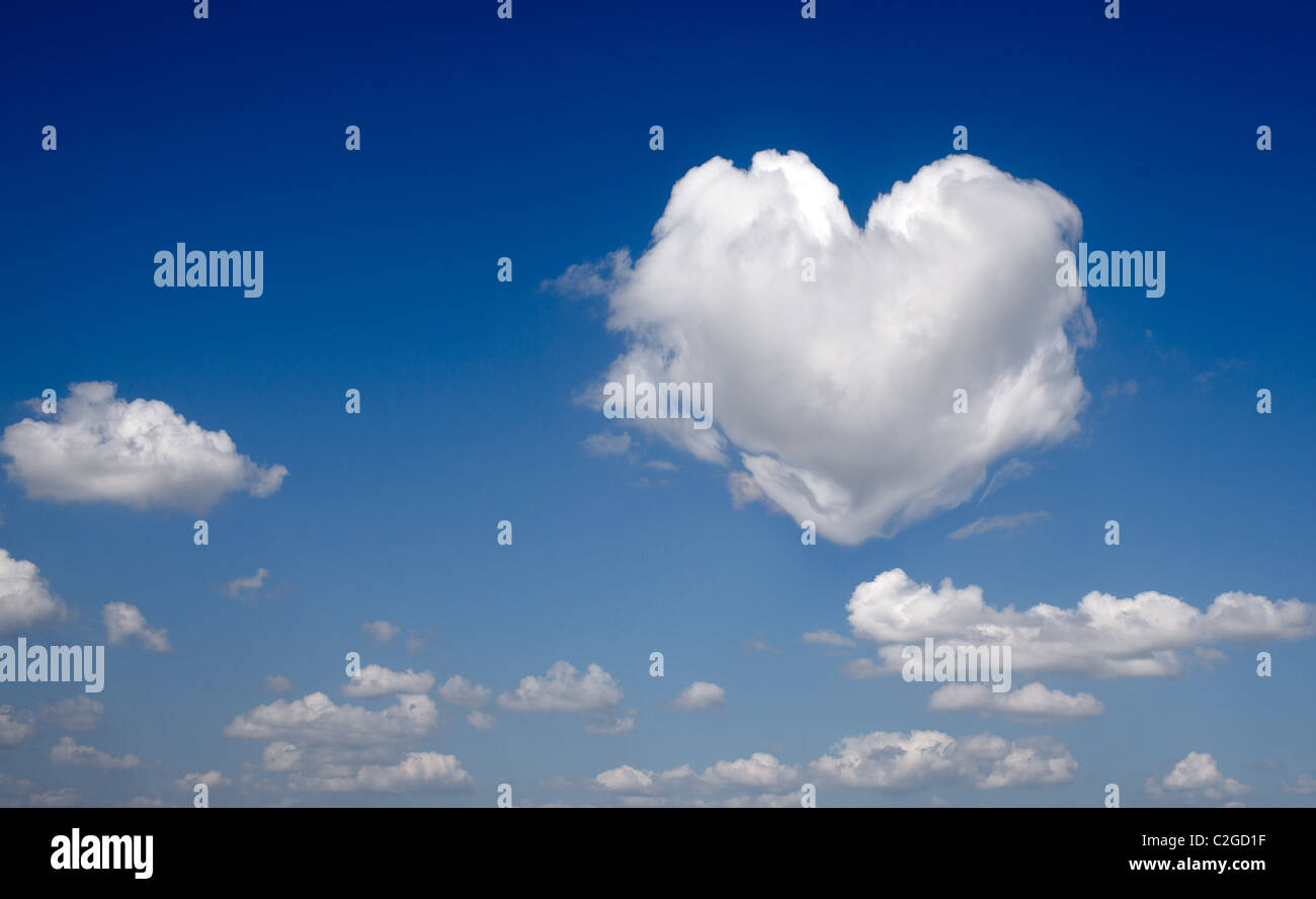 Wolken in der Form von Herzen. Stockfoto