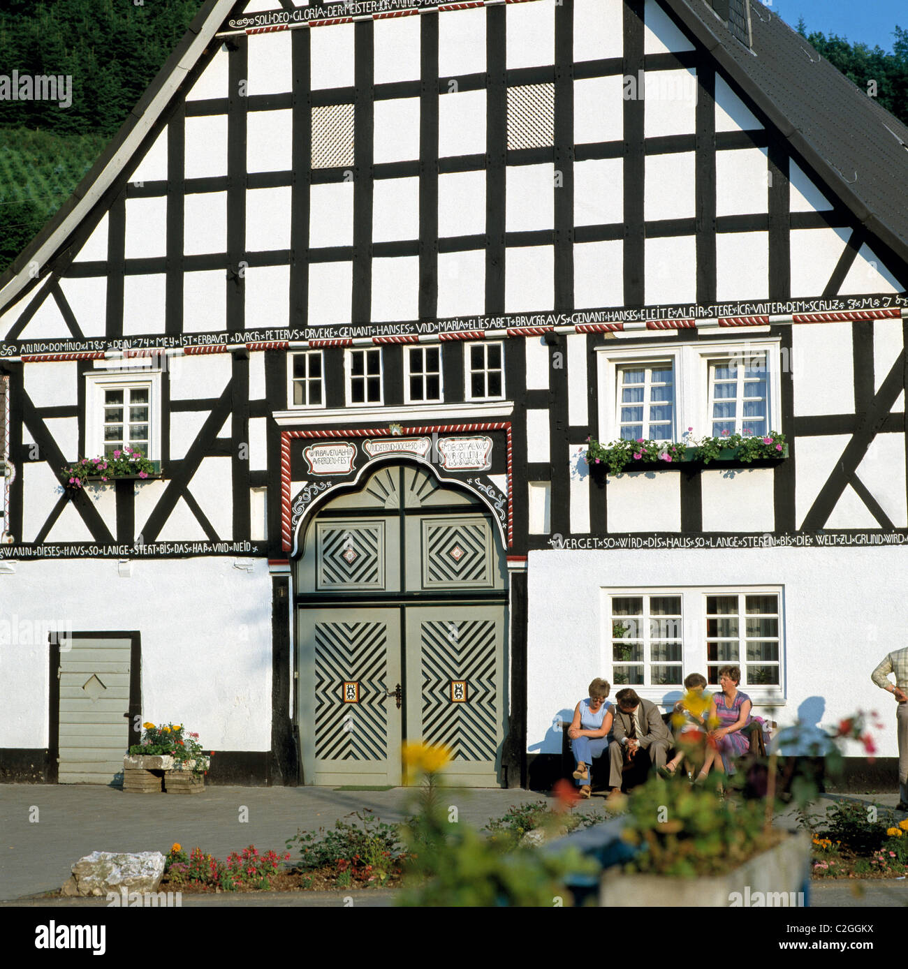 Menschen Im Gespraech Vor Einem Fachwerkhaus in Lennestadt-Kirchveischede, Naturpark Ebbegebirge, Naturpark Homert, Naturpark Rothaargebirge, Sauerlan Stockfoto