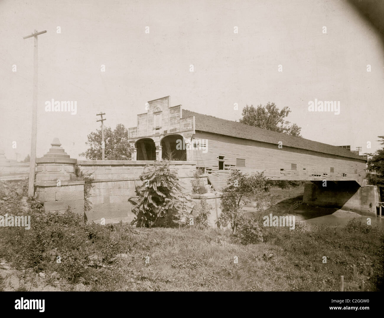 Doppelte Holzbrücke der Naturstrasse in Cambridge, Ohio Stockfoto