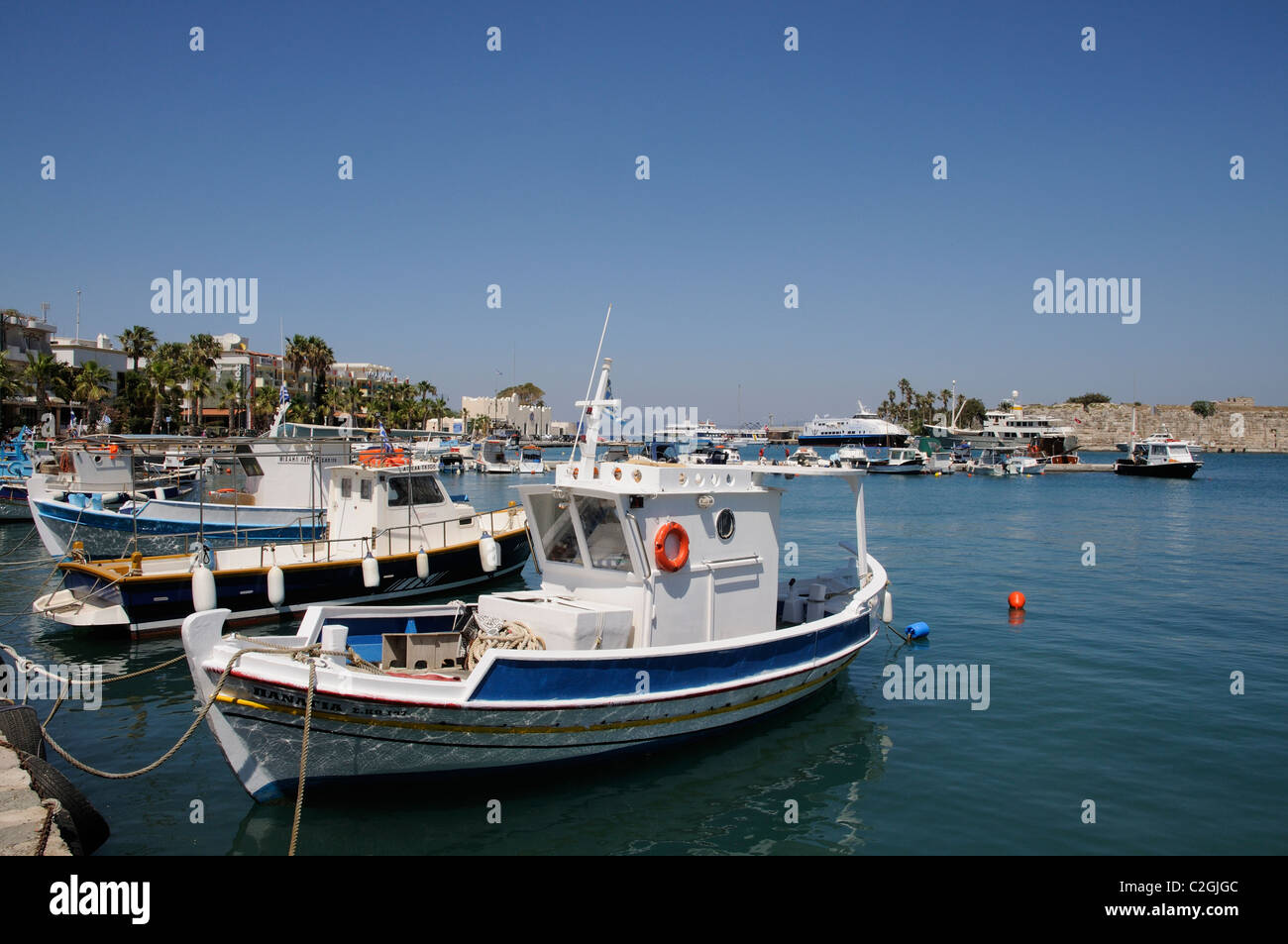 Hafen von Kos Stadt auf Kos Insel Griechenland Angelboote/Fischerboote am Kai Stockfoto