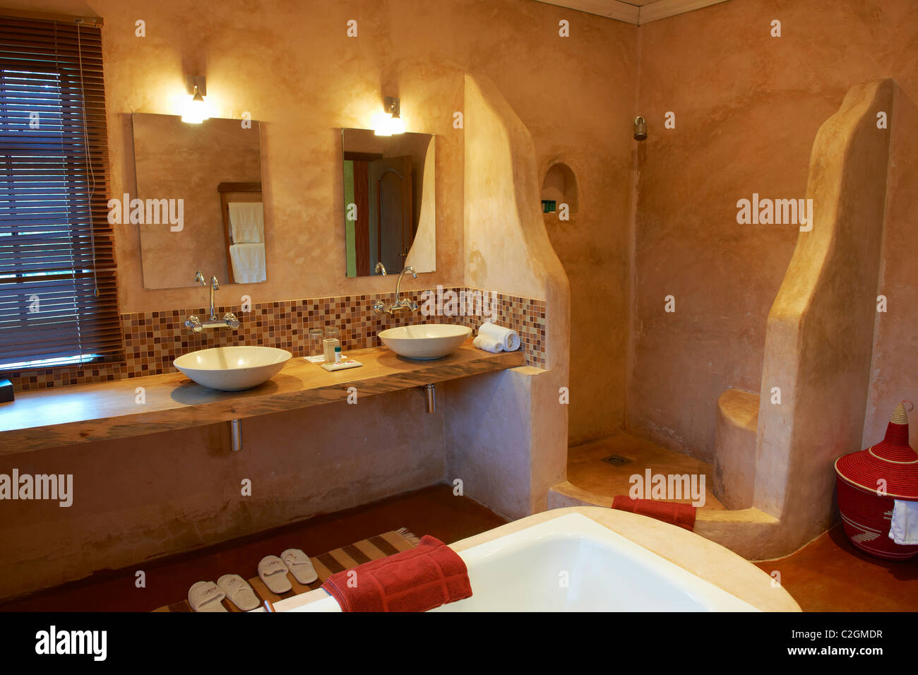 Badewanne Zimmer im 5-Sterne-Hotel luxuriöse sabyinyo silverback Lodge, Parc National des Volcans, virunga Berge, Ruanda, Afrika Stockfoto