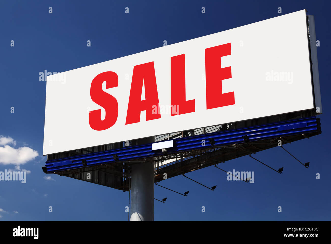 Plakatwand mit Verkauf Wort auf blauen Himmelshintergrund weiß. Stockfoto