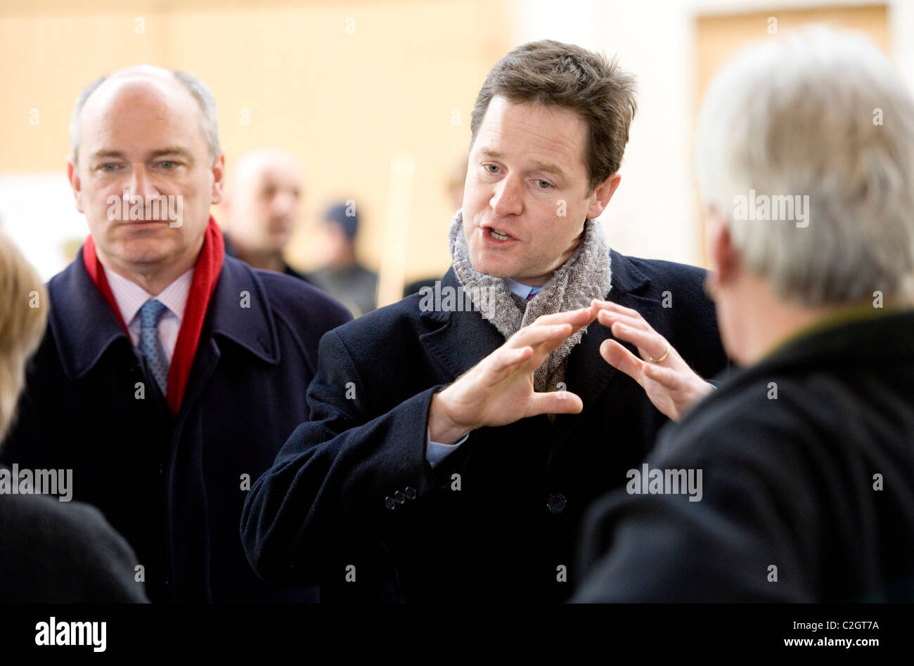 Stellvertretender Ministerpräsident und Führer der Liberaldemokraten Nick Clegg mit MP Nick Harvey, South Molton, Devon Stockfoto