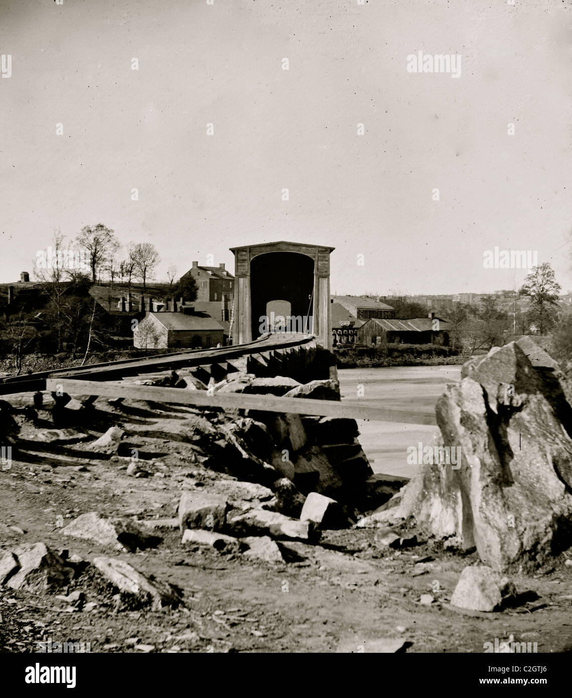 Richmond, VA. Die Belle-Isle-Eisenbahnbrücke (überdacht) aus dem südlichen Ufer Stockfoto