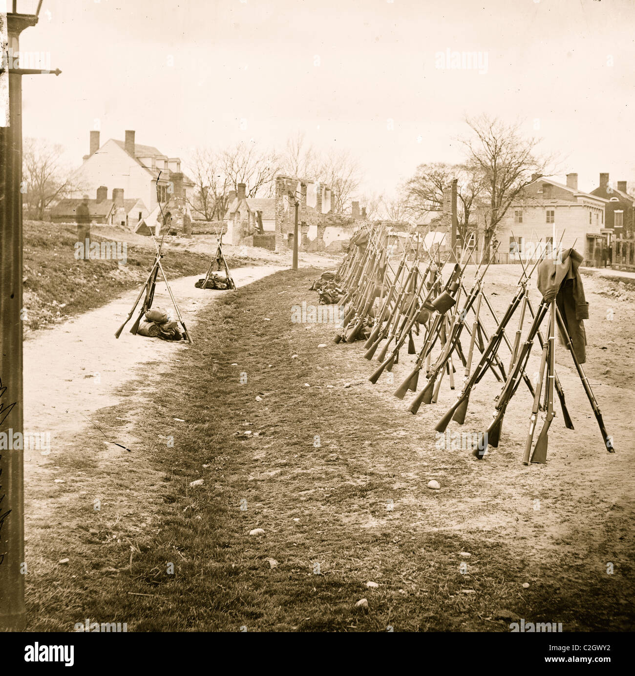 Petersburg, Virginia Reihe von gestapelten Bundesrepublik Gewehre; Darüber hinaus beherbergt Stockfoto