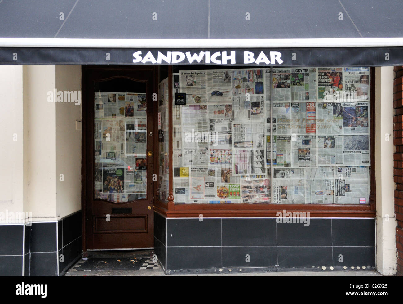 Mit Brettern vernagelt Sandwichbar in London. Stockfoto
