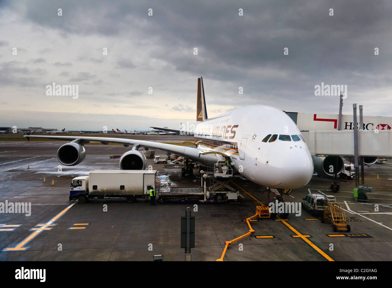 England, London, Heathrow Airport, Airbus A380 auf dem Laufsteg Stockfoto