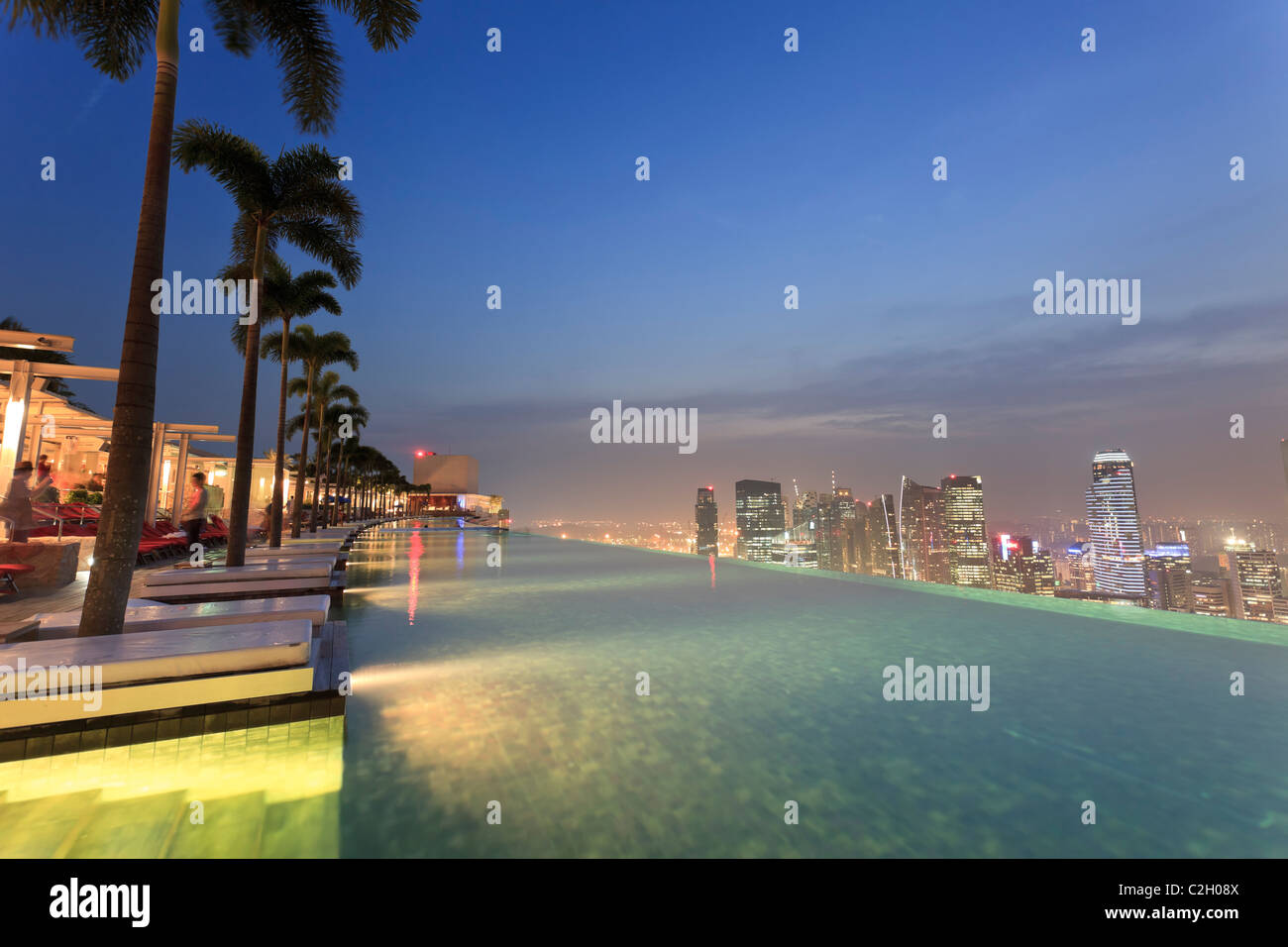 Singapur, Schwimmbad und Skyline von Singapur im 57. Stock des Marina Bay Sands Resort Stockfoto