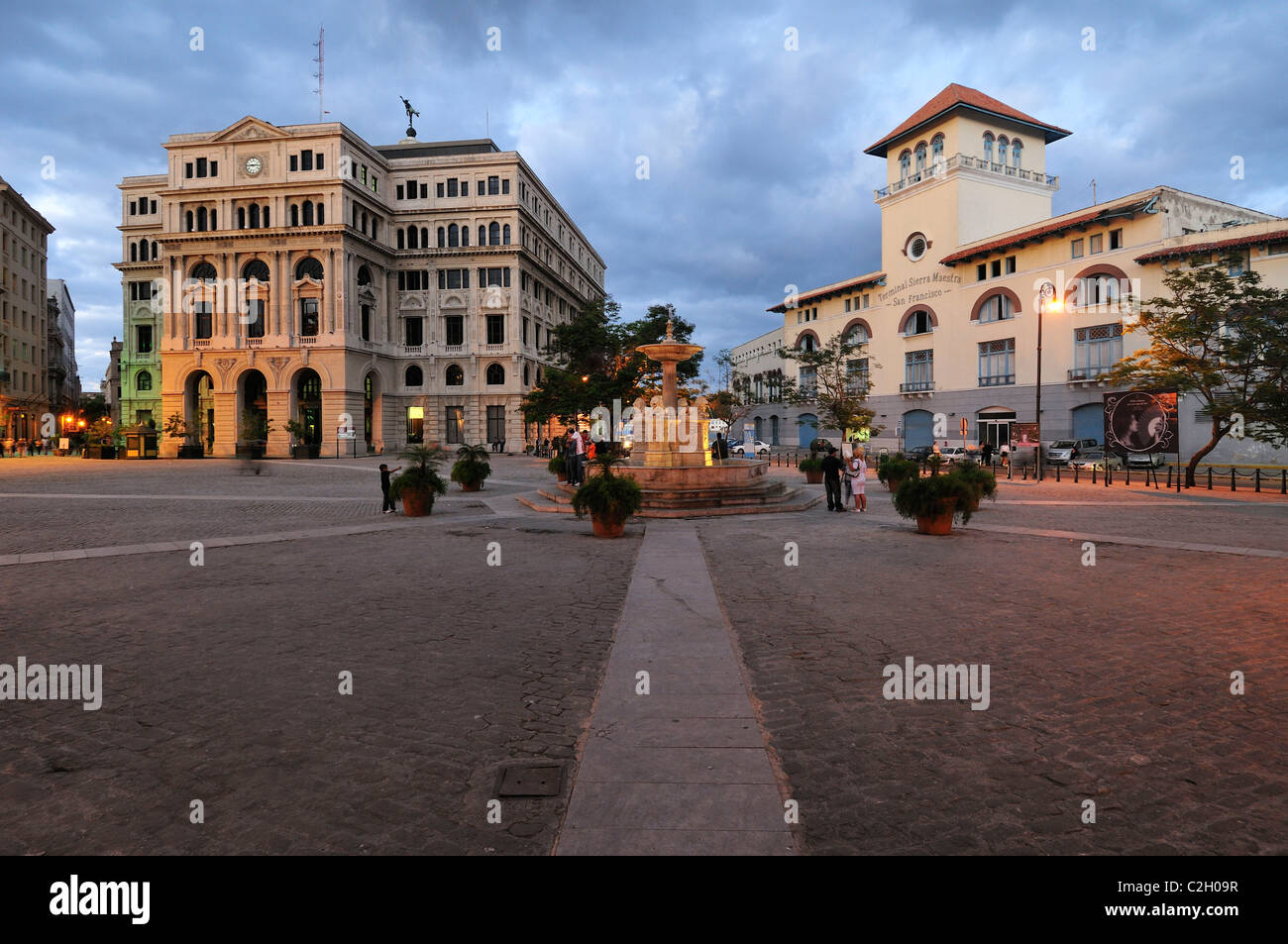 Havanna. Kuba. Alt-Havanna. Plaza de San Francisco, Lonja del Comercio (links) & "Sierra Maestra" Cruise ship Terminal (rechts). Stockfoto