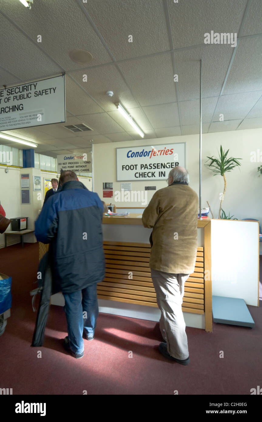 Fuß Cheching Passagiere im Condor Ferries Weymouth Dorset UK Stockfoto