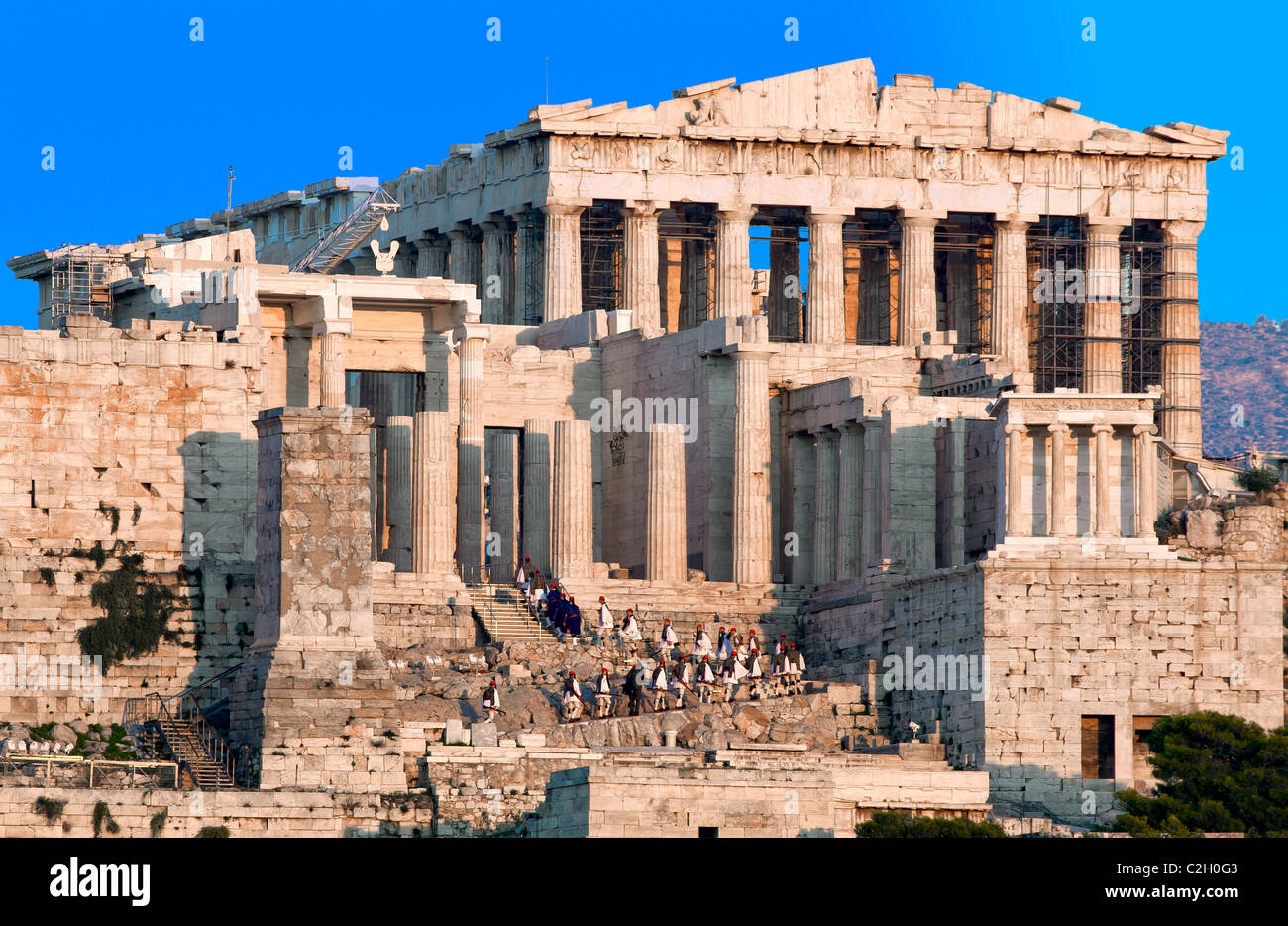 Parthenon auf der Akropolis in Griechenland mit der National Guard beim Treppensteigen die Flagge abrufen Stockfoto