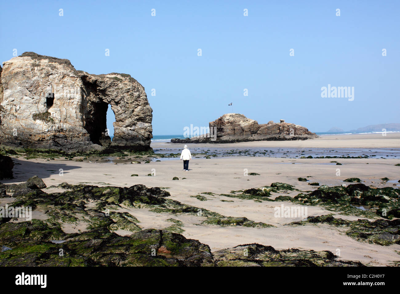 DER FELSENBOGEN WURDE DURCH HEFTIGE STÜRME UND KAPELLENFELSEN ZERSTÖRT. PERRANPORTH BEACH. CORNWALL GROSSBRITANNIEN. Stockfoto