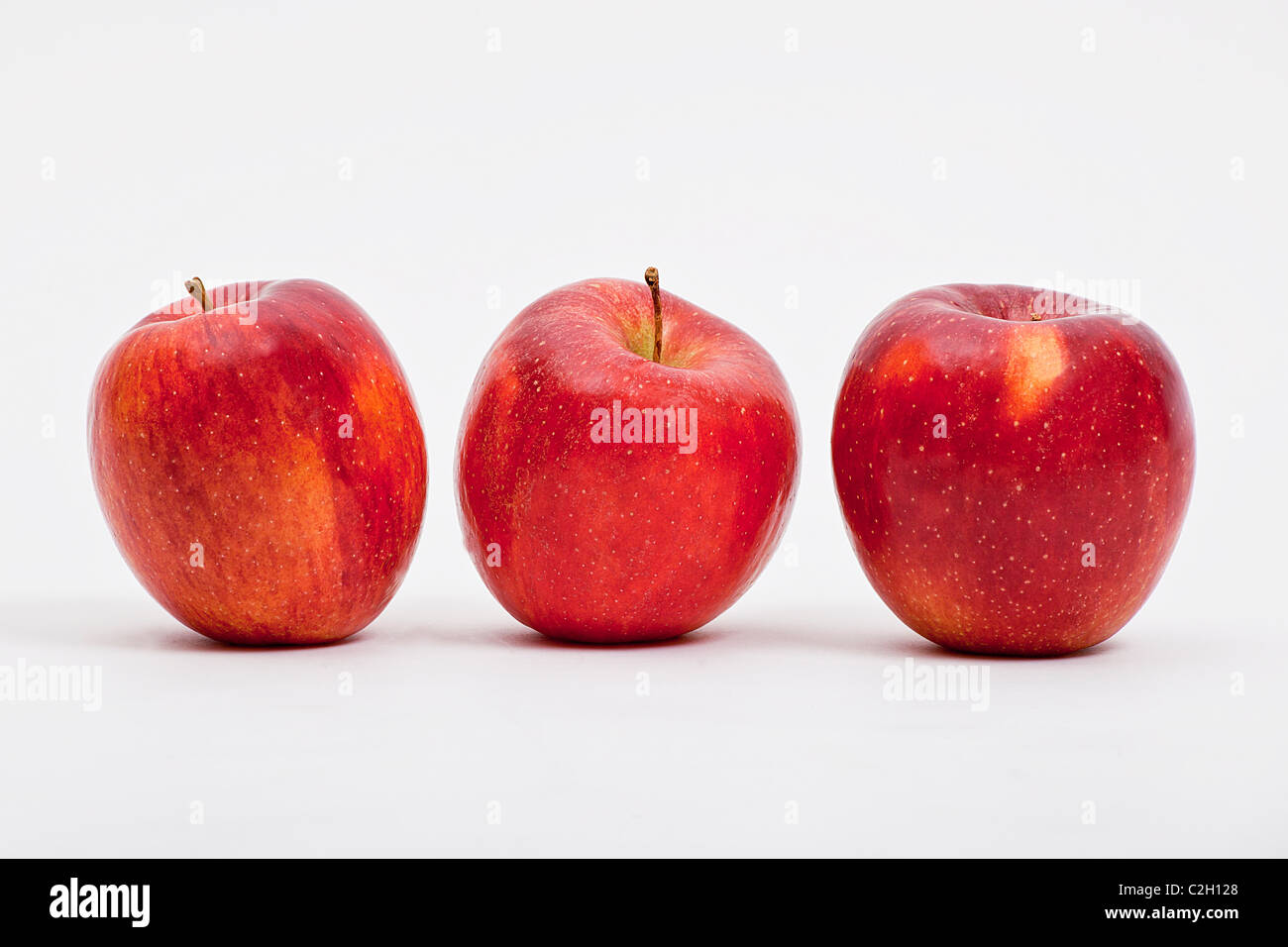 drei frische rote Äpfel auf dem weißen Hintergrund Stockfoto