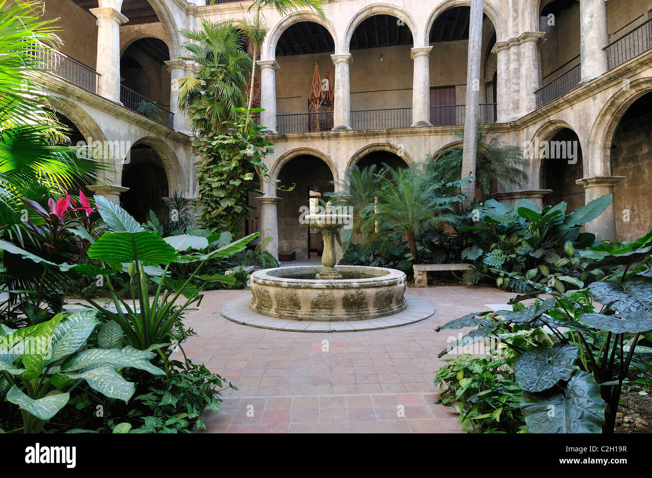 Havanna. Kuba. Innenhof im Convento e Iglesia de San Francisco De Asis, Habana Vieja/Altstadt Havannas. Stockfoto