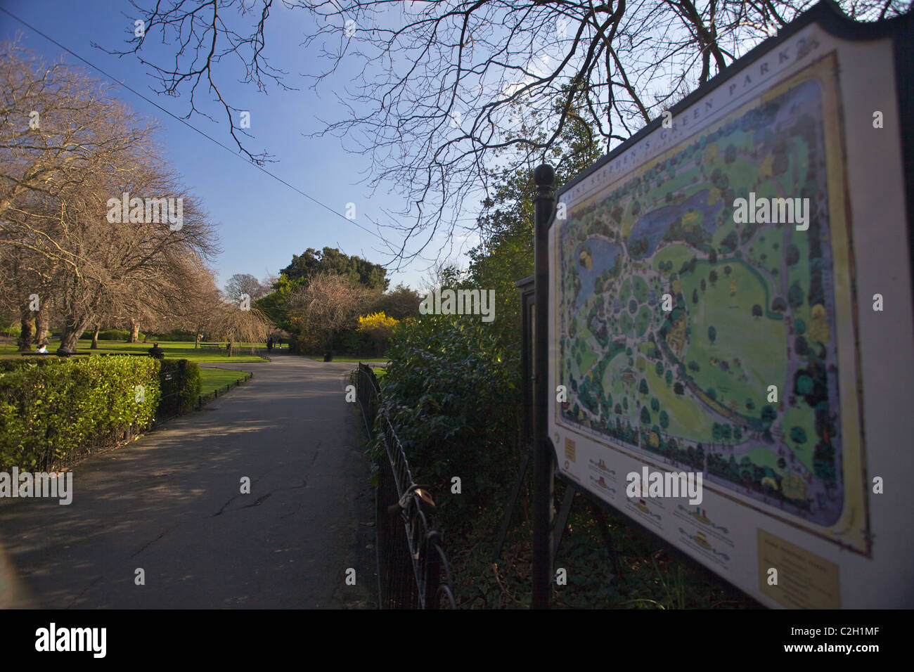 Pfad, Karte, Wegbeschreibung, Reiseführer, Gehweg, St. Stephens Green, Bäume, park, Grünanlage, Stadtzentrum von Dublin Irland Sonnenschein, blauen Himmel LuasDu Stockfoto