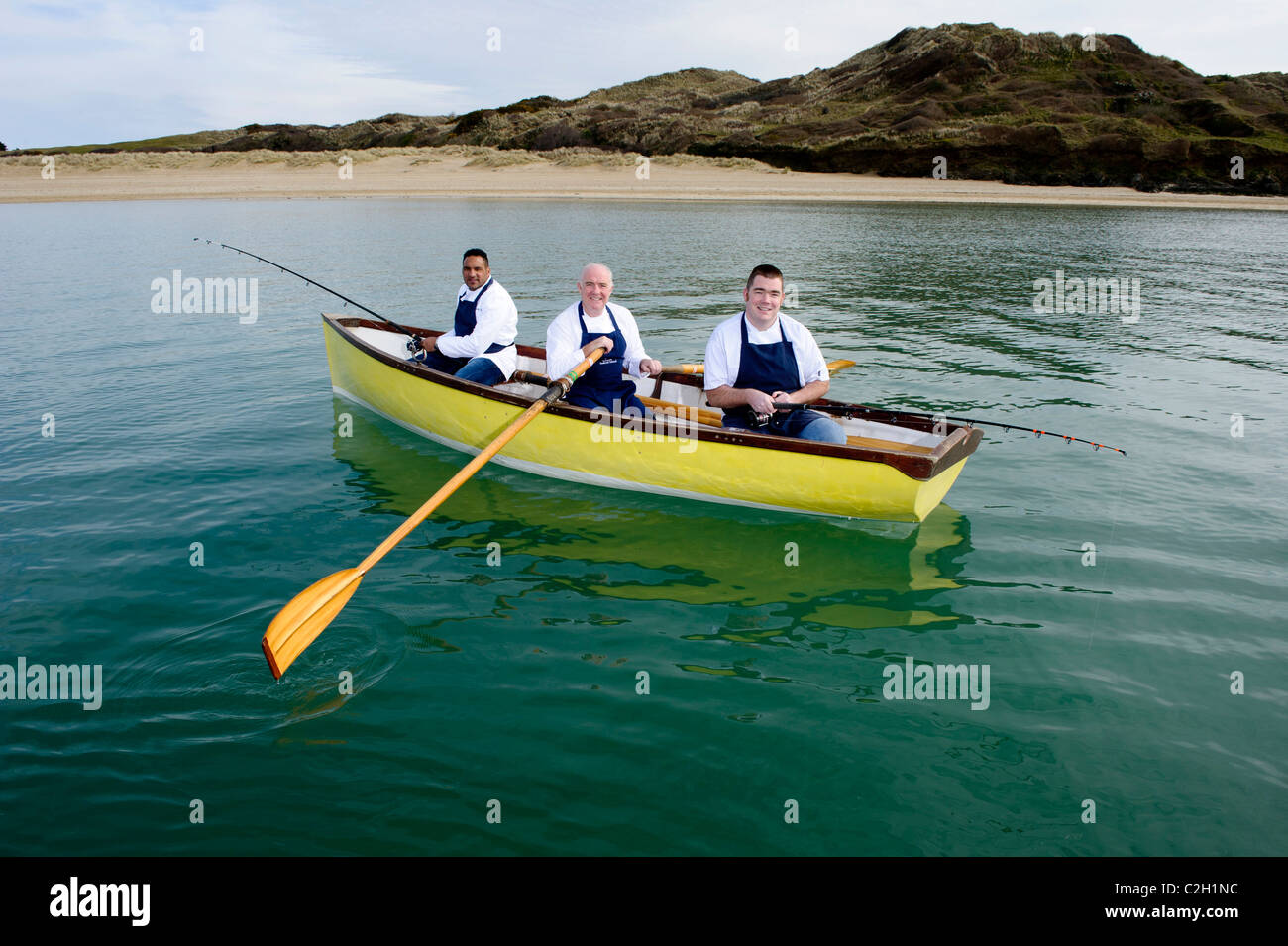 Westcountry Köche Rick Stein, Nathan Outlaw und Michael Caines saß in einem Boot mit Angelruten, Kamel-Mündung, Padstow, Cornwall Stockfoto