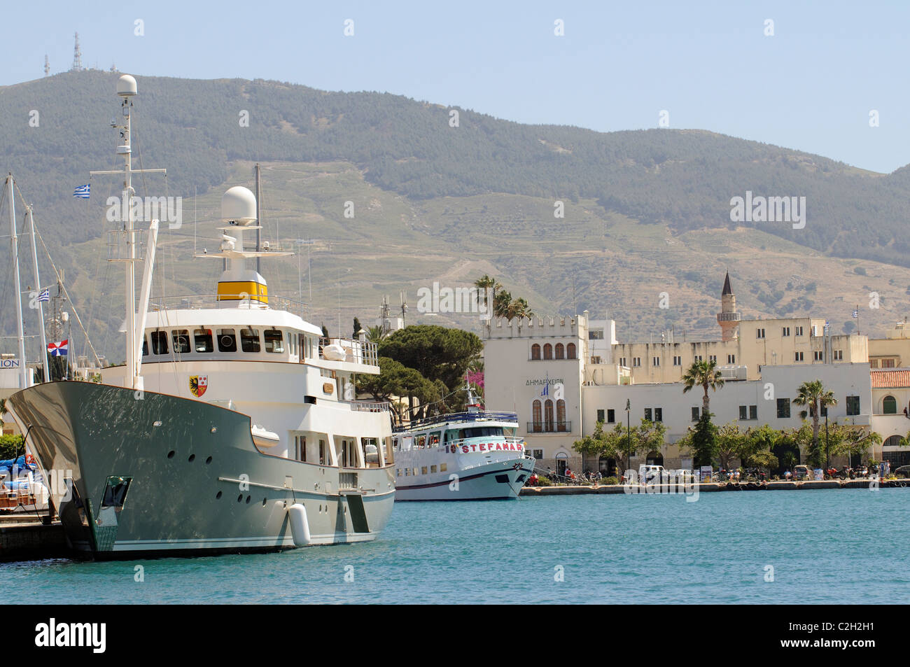 Besuchen die maltesische Flagge neben am Hafen von Kos-Stadt auf der Insel Kos Griechenland Motoryacht Stockfoto
