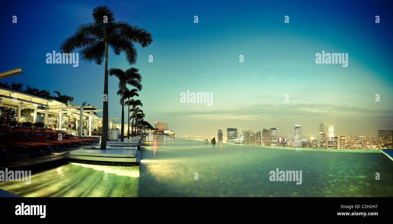 Singapur, Schwimmbad und Skyline von Singapur im 57. Stock des Marina Bay Sands Resort Stockfoto