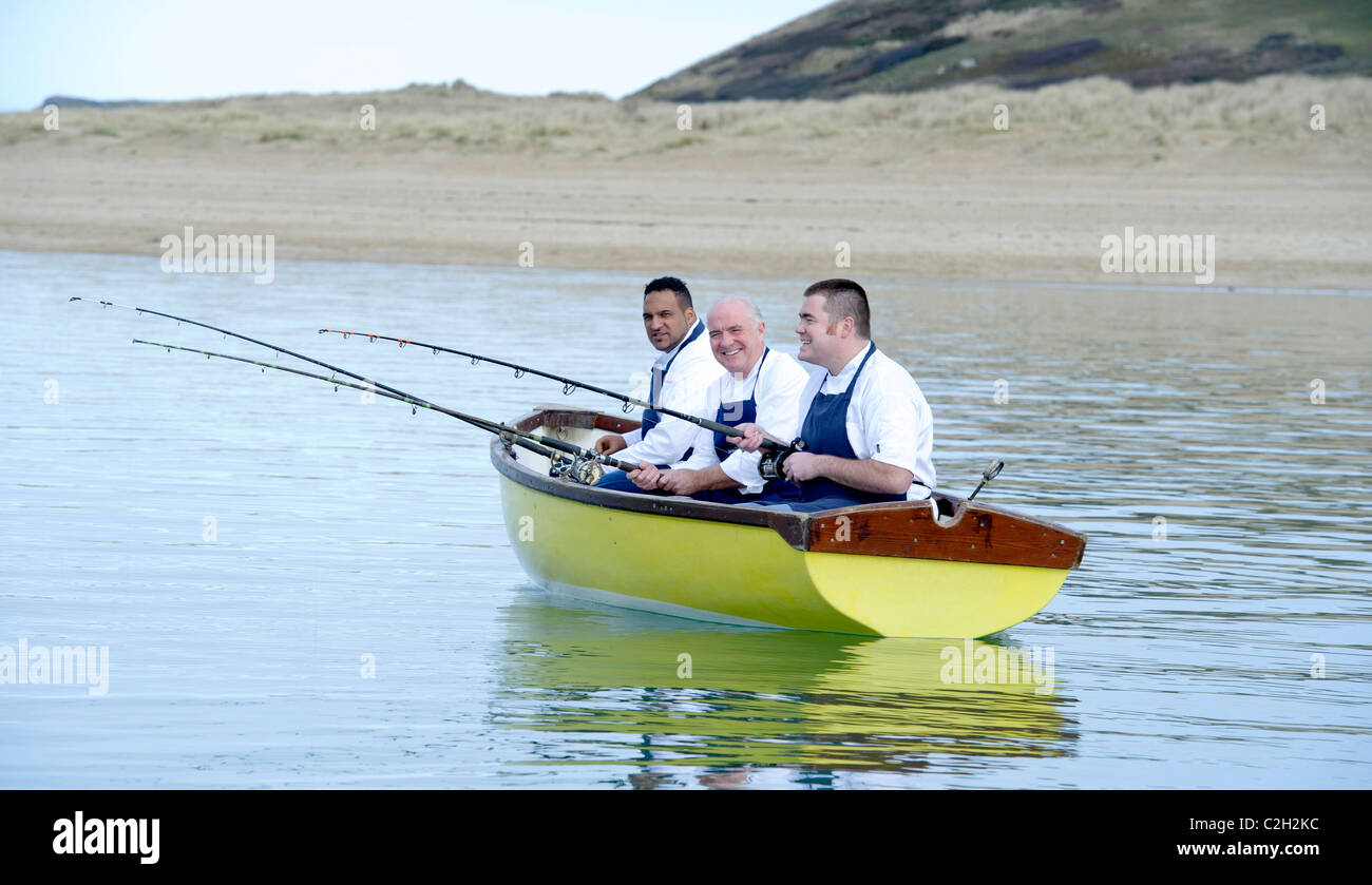 Westcountry Köche Rick Stein, Nathan Outlaw und Michael Caines saß in einem Boot mit Angelruten, Kamel-Mündung, Padstow, Cornwall Stockfoto