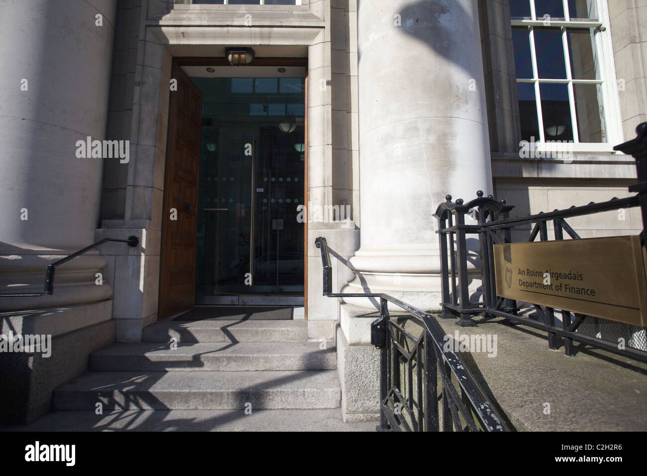 Der Eingang zu den irischen Finanzministerium in Dublin, Irland. Stockfoto
