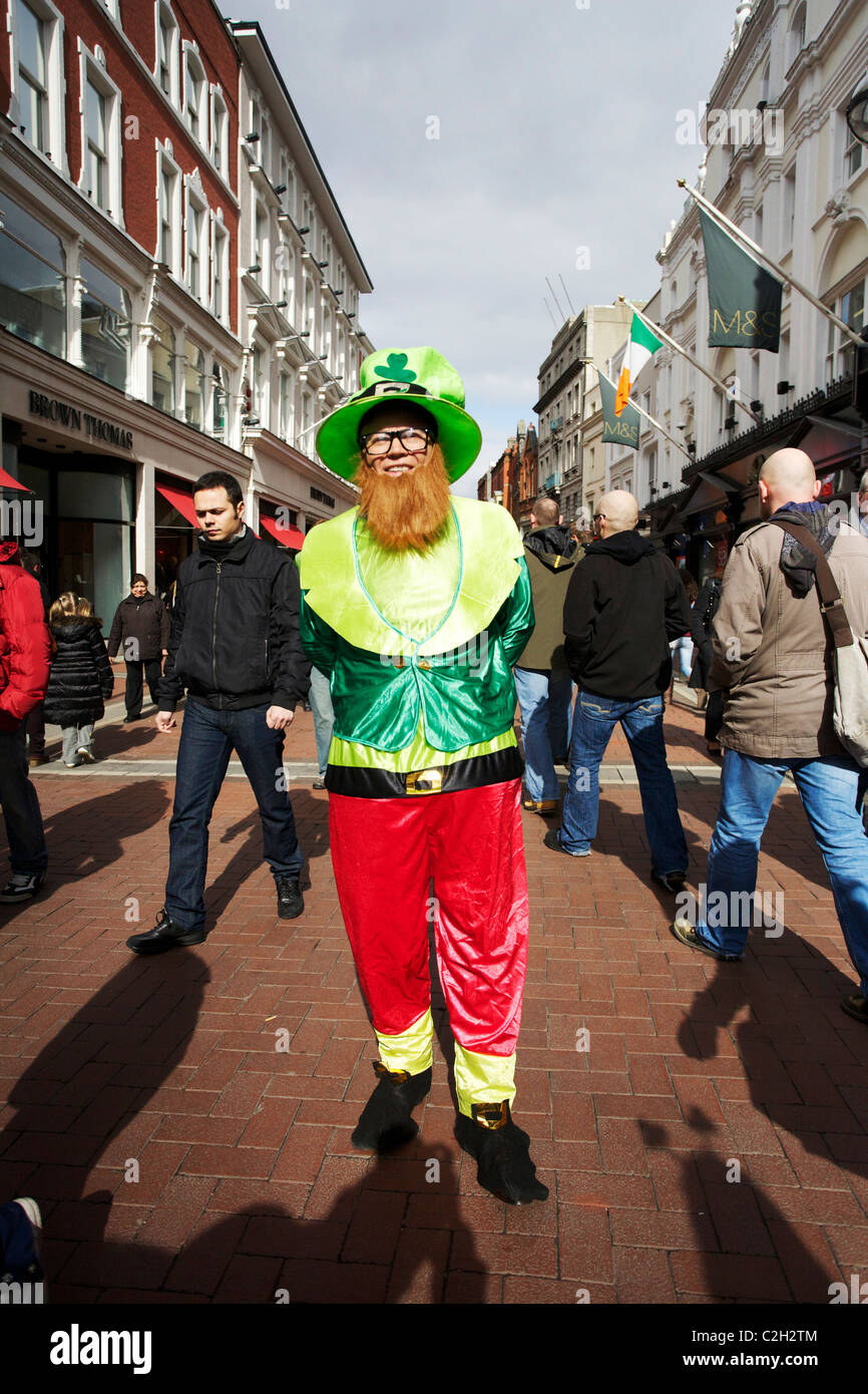 Eine Person gekleidet wie ein Kobold auf Dublins Grafton Street in Irland feiert St. Patricks Day am 17. März. Stockfoto