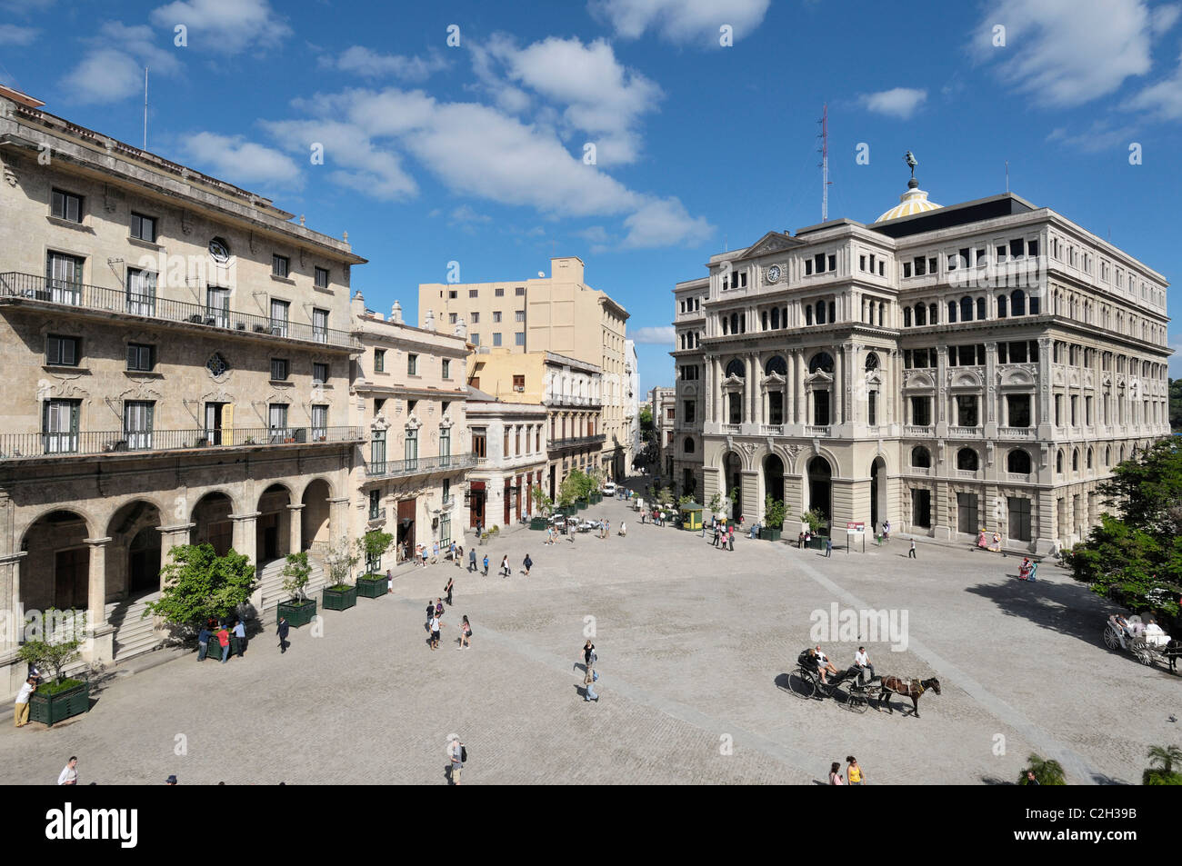 Havanna. Kuba. Habana Vieja / alte Havanna. Plaza de San Francisco, Lonja del Comercio (rechts). Stockfoto