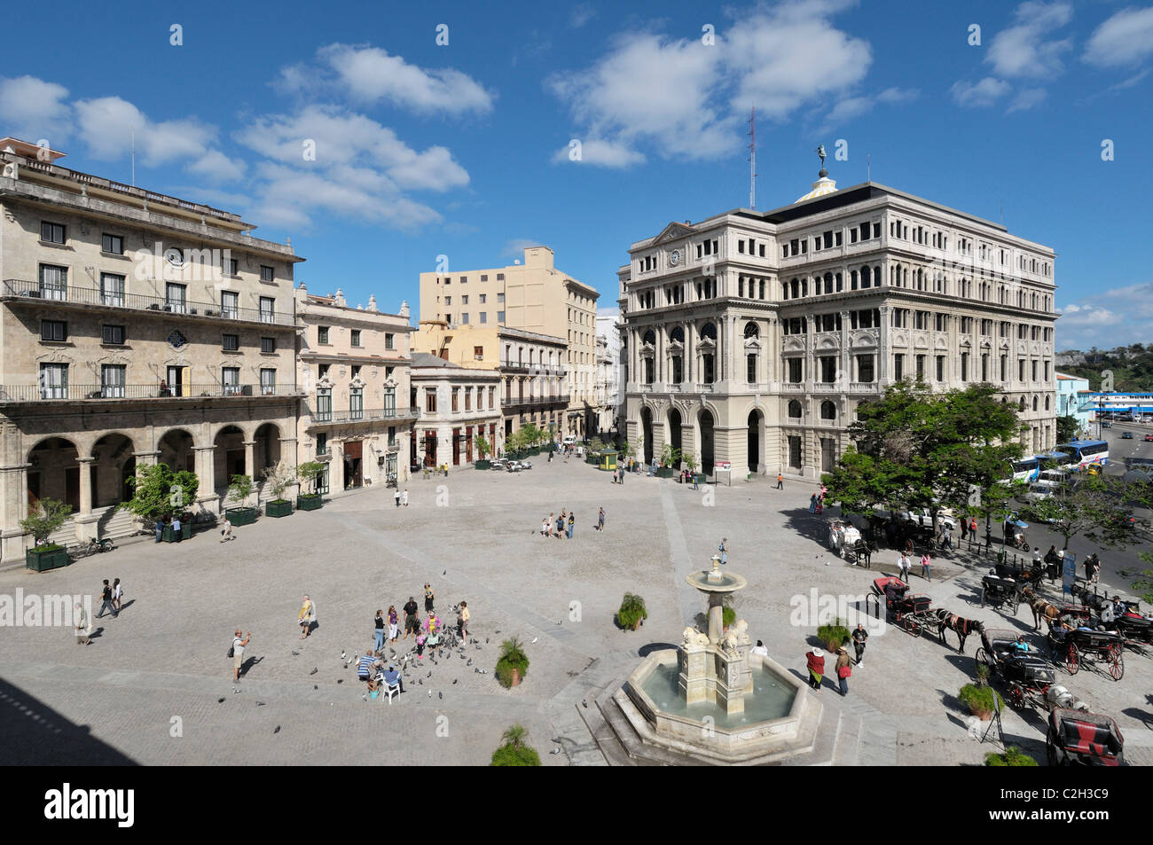 Havanna. Kuba. Habana Vieja / alte Havanna. Plaza de San Francisco, Lonja del Comercio (rechts). Stockfoto