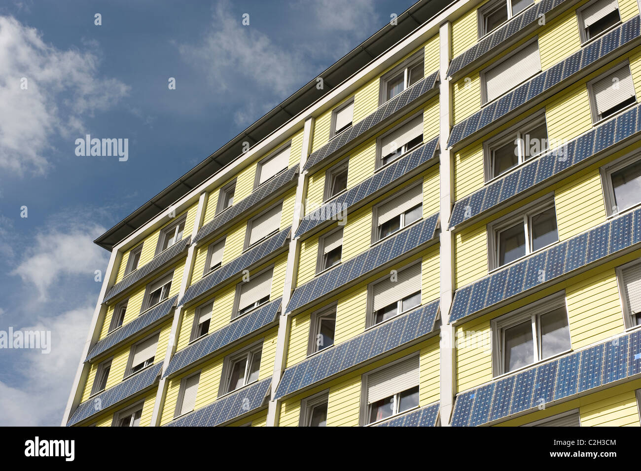 Eine Fassade mit Solaranlage, Freiburg, Deutschland Stockfoto