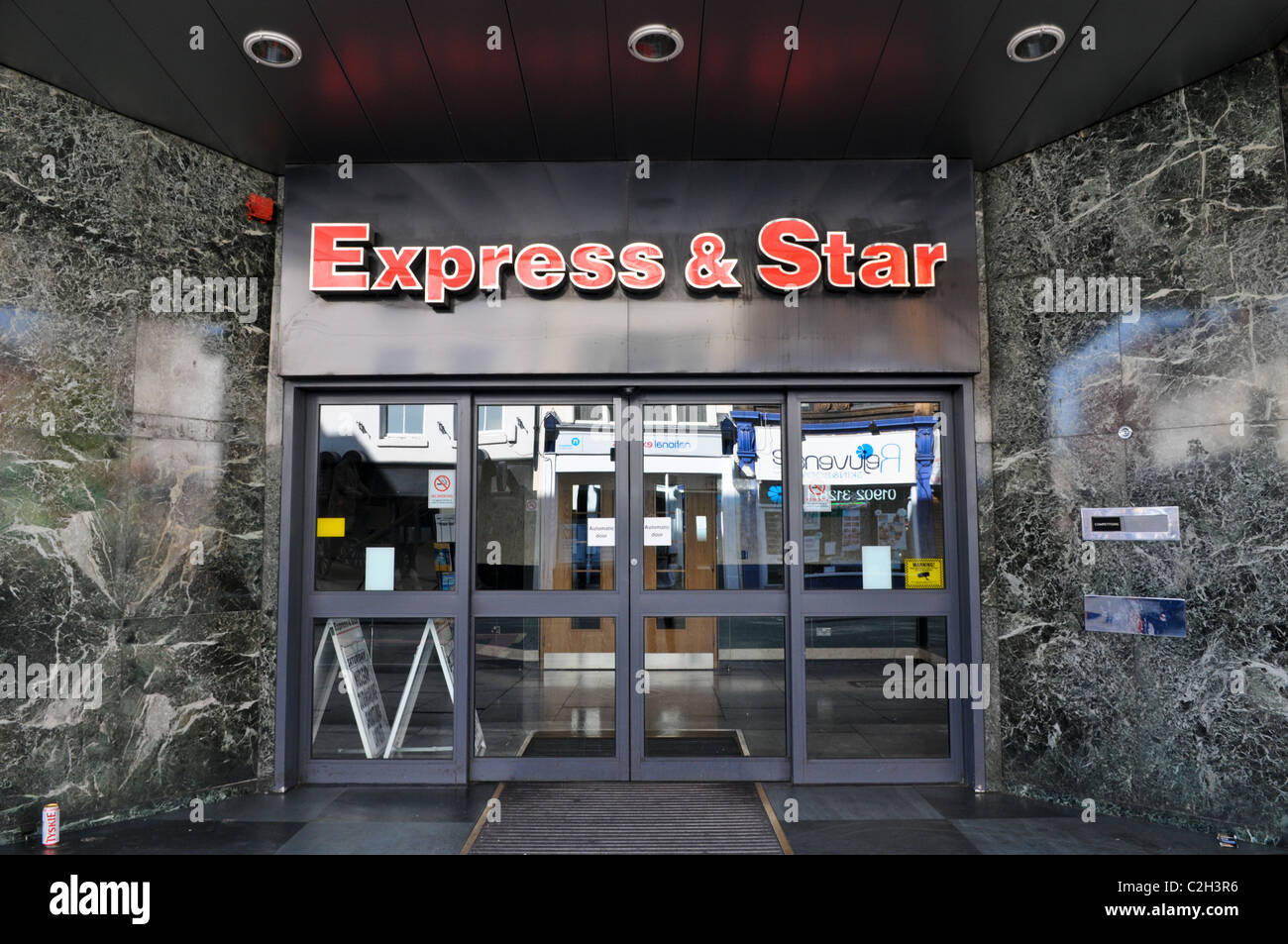 Eingang zu den & Star Express Zeitung Büros in Queen Street, Wolverhampton Stockfoto