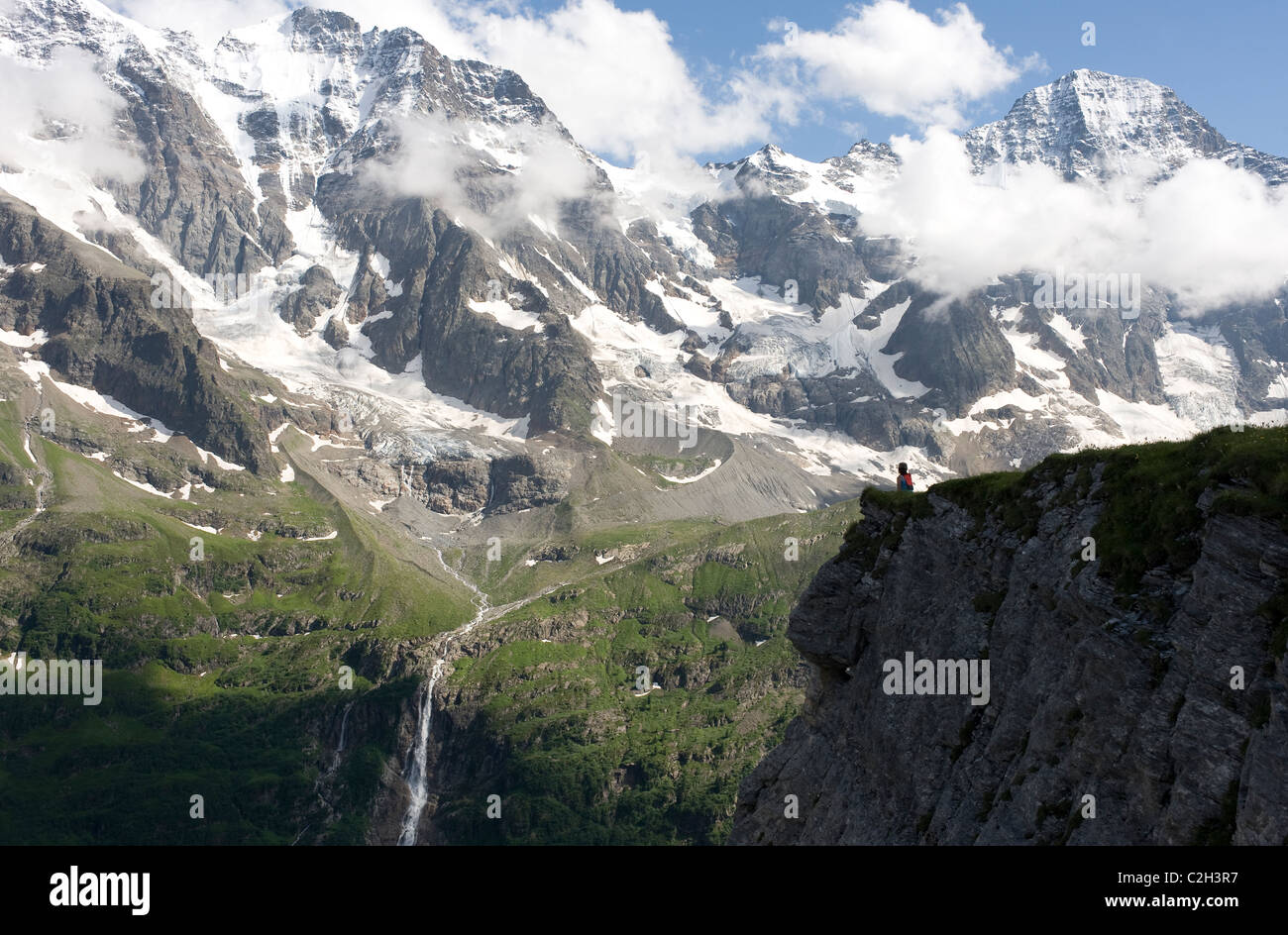 Ein Wanderer beobachten ein Gebirgsbach, sogenannten, Schweiz Stockfoto